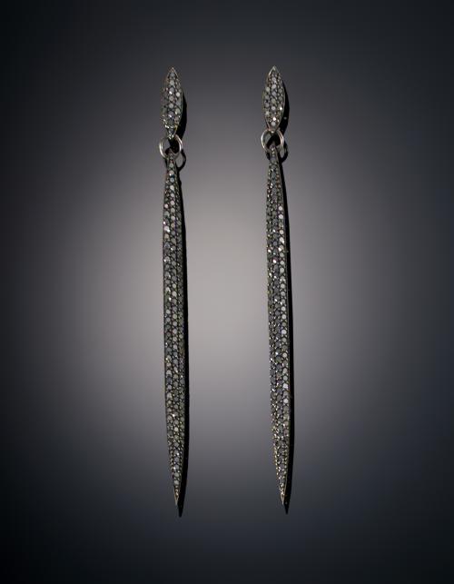 916   -  <p><span class="object_title">PENDIENTES LARGOS CON DIAMANTES NEGROS </span></p>