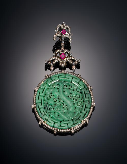 754   -  <p><span class="object_title">COLGANTE CIRCULAR CON JADE RUBÍES Y DIAMANTES</span></p>