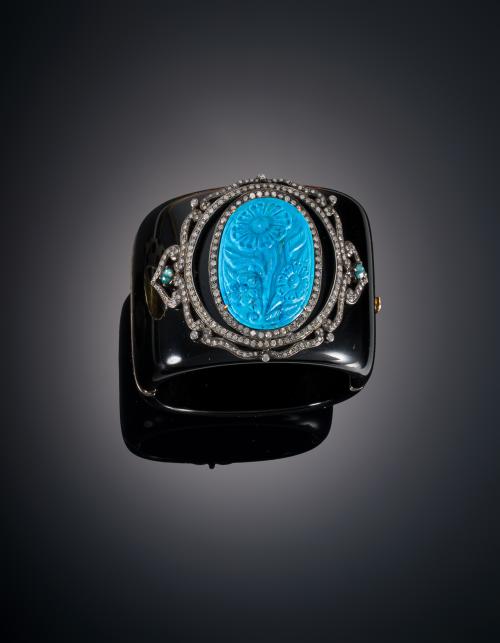 752   -  <p><span class="object_title">BRAZALETE NEGRO CON MOTIVO CENTRAL FLORAL CON DIAMANTES </span></p>