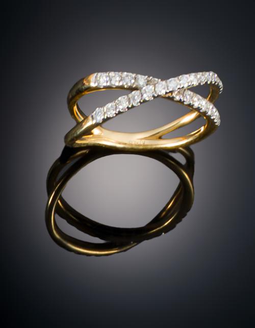 702   -  <p><span class="object_title">SORTIJA ENTRELAZADA CON DIAMANTES</span></p>