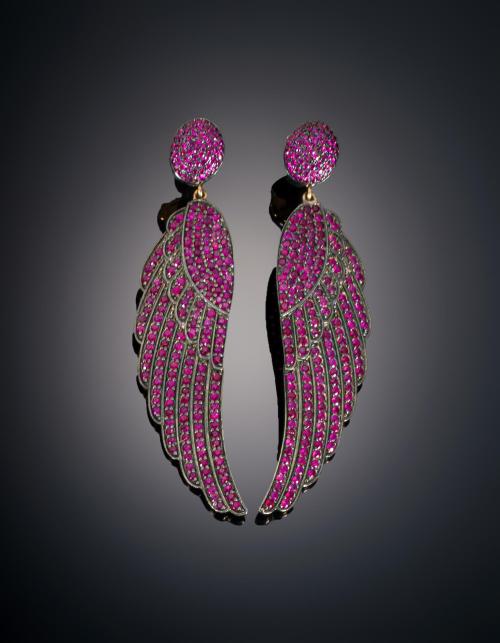 755   -  <p><span class="object_title">PENDIENTES LARGOS CON FORMA DE ALA </span></p>