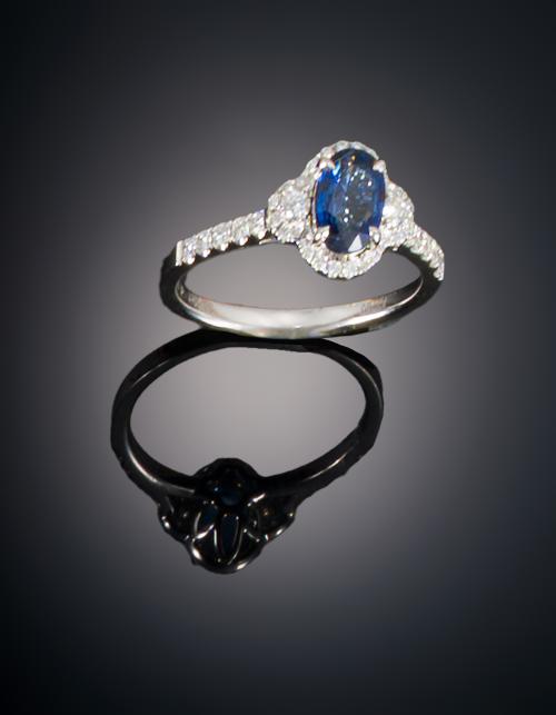 929   -  <p><span class="object_title">SORTIJA CON ZAFIRO Y DIAMANTES</span></p>
