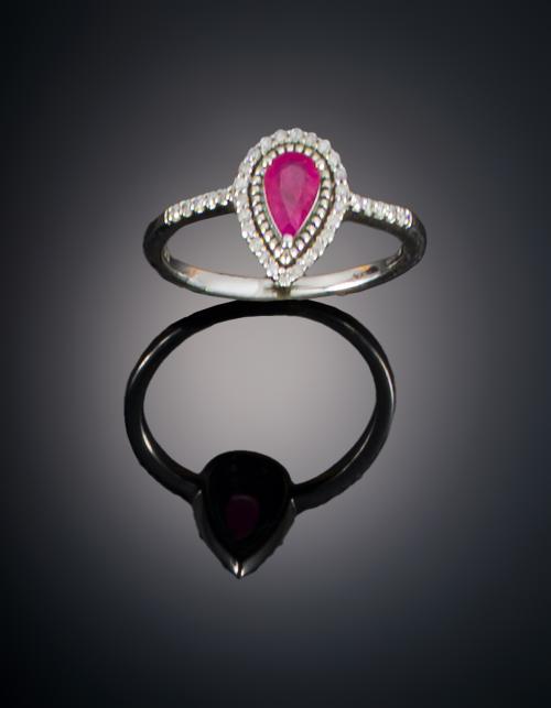 925   -  <p><span class="object_title">SORTIJA CON RUBÍ Y DIAMANTES</span></p>