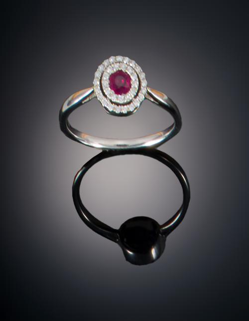 923   -  <p><span class="object_title">SORTIJA CON RUBÍ Y DIAMANTES</span></p>