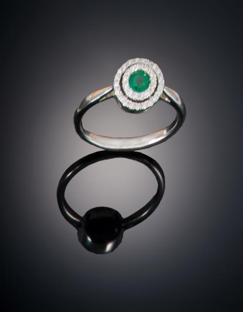 882   -  <p><span class="object_title">SORTIJA CON ESMERALDA Y DIAMANTES</span></p>