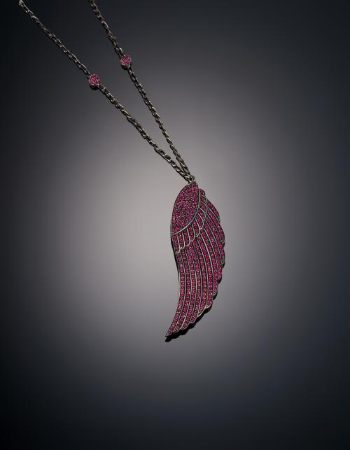 753   -  <p><span class="object_title">CADENA Y COLGANTE FORMA DE ALA CON RUBÍES</span></p>