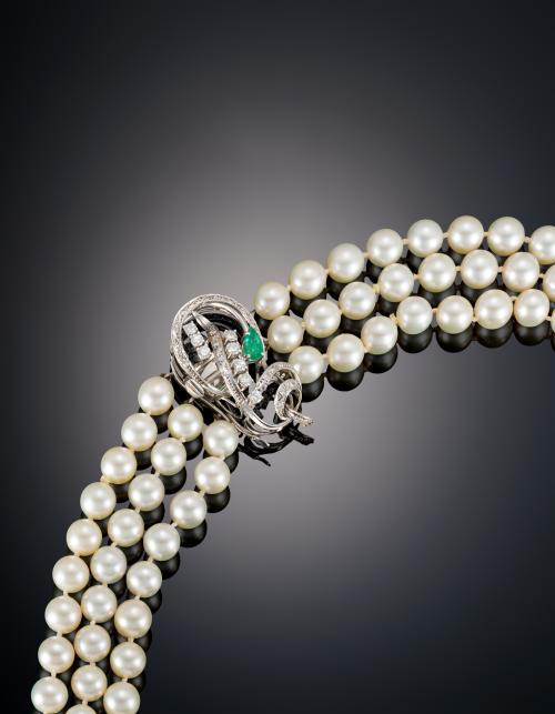 888   -  <p><span class="object_title">COLLAR TRIPLE HILO CON PERLAS CULTIVADAS CON BROCHE DE DIAMANTES Y ESMERALDA </span></p>