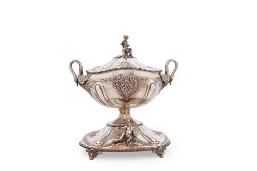 91   -  <p><span class="object_title">Importante centro de mesa a modo de gran sopera con presentador de forma oval en plata de ley 925.</span><br></p>