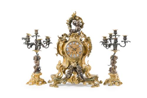 Reloj de sobremesa con guarnición de candelabros, estilo Lu
