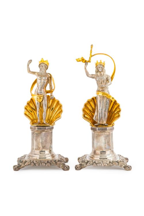 Par de paliteiros de plata representando las figuras mitoló