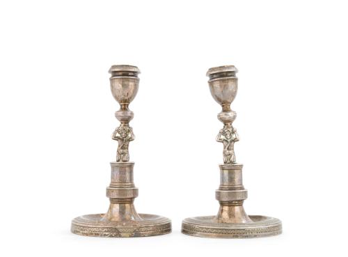 Pareja de candelabros en plata española., Plata repujada