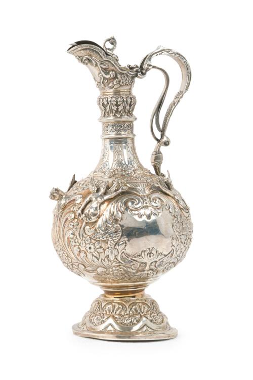 Jarra de plata española punzonada con decoración floral y o