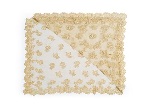 275   -  <p><span class="object_title">Antigua mantilla en blonda española color champagne. C. 1950.</span><br></p>