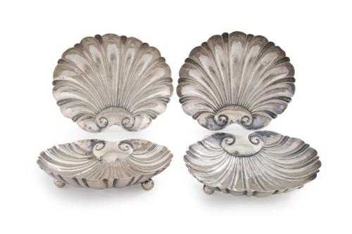 401 - <p><span class="object_title">Juego de cuatro conchas en plata española punzonada. Sobre patitas de bola.</span><br></p>