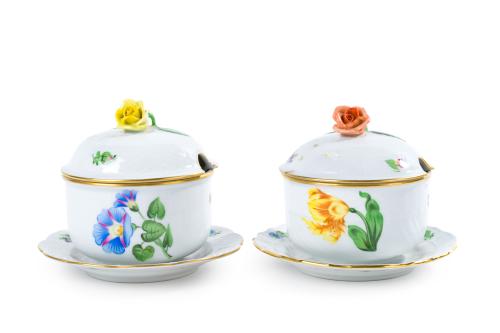 327 - <p><span class="object_title">HEREND <br/>Pareja de mermeladeros con sus platitos en porcelanada de Herend. Remate de flor. Con marcas.</span><br></p>