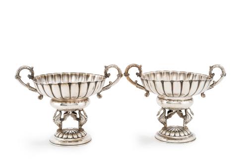 412 - <p><span class="object_title">Pareja de copas en plata española punzonada con decoración gallonada y pie de cisnes. Asas vegetales. </span><br></p>
