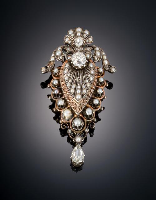 672   -  <p><span class="object_title">BROCHE Y GUARDAPELO S. XIX</span></p>
