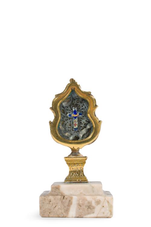 112 - <p><span class="object_title">Pequeño relicario en bronce dorado con cruz en esmalte al interior y filigrana de plata. Sobre peana escalonada. S. XIX. </span><br></p>