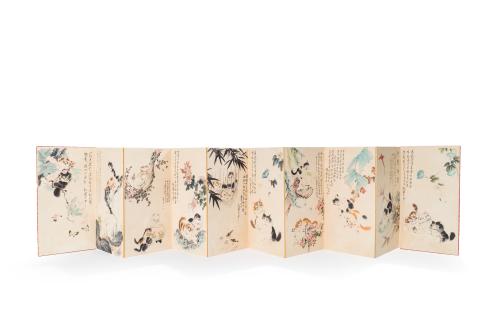 45 - <p><span class="object_title">Decorativo biombo chino formado por 10 hojas pintadas sobre cartón con acuarela y guache representando escenas de gatitos jugando. Motivos epigráficos en tinta, firmados. <br/></span><br></p>