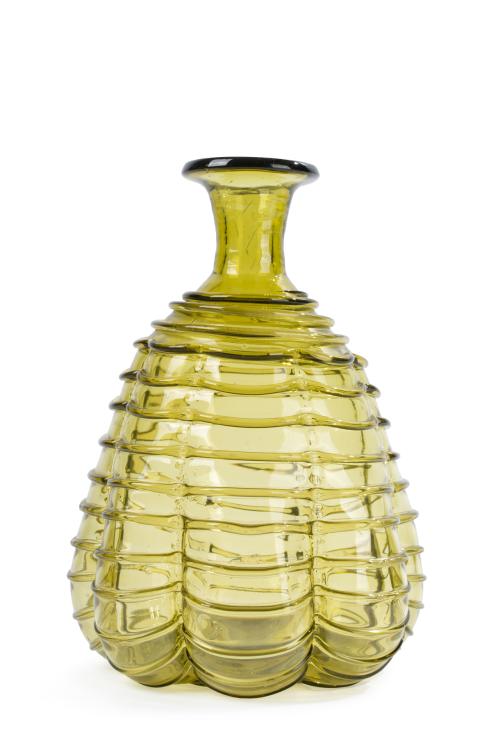476   -  <p><span class="object_title">GORDIOLA (Mallorca 1719-Actualidad)<br/>Jarrón en vidrio soplado en tono amarillo con decoración de hilos concéntricos en el cuerpo gallonado. <br/></span><br></p>