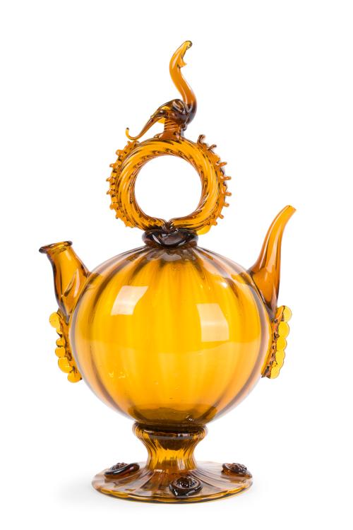 186   -  <p><span class="object_title">GORDIOLA (Mallorca 1719-Actualidad)<br/>Botijo en vidrio soplado en tono melado con decoración pinzada y remate de ave. Sobre base circular con abotonaduras. </span><br></p>