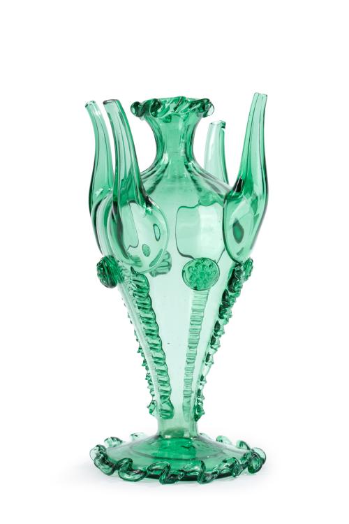 472 - <p><span class="object_title">GORDIOLA (Mallorca 1719-Actualidad)<br/>Original florero en vidrio soplado verde con decoración pinzada y abotonaduras. </span><br></p>