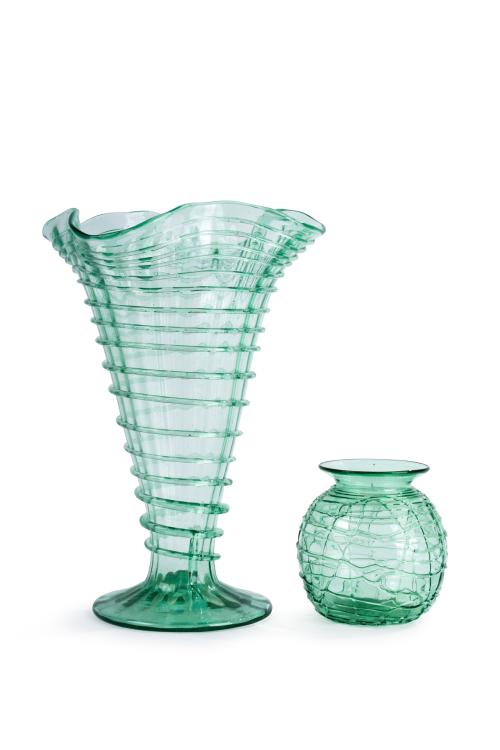 471 - <p><span class="object_title">GORDIOLA (Mallorca 1719-Actualidad)<br/>Lote en vidrio soplado en tonos verdes formado por: jarrón de boca ondulada con decoraciones de hilos y pequeño búcaro globular.<br/></span><br></p>