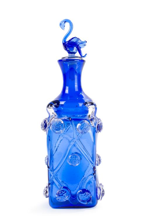 451 - <p><span class="object_title">GORDIOLA (Mallorca 1719-Actualidad)<br/>Botella en vidrio soplado color azul intenso con decoración de cola de dragón o abotonaduras. Remate de cisne.</span><br></p>