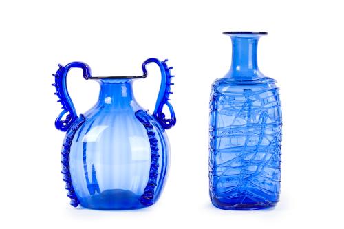 448 - <p><span class="object_title">GORDIOLA (Mallorca 1719-Actualidad)<br/>Lote en vidrio solplado formado por: frasco con decoraciones de hilos y jarro con asas en color azul. </span><br></p>