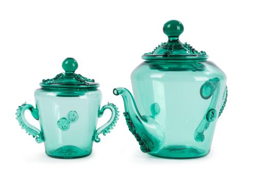 464 - <p><span class="object_title">GORDIOLA (Mallorca 1719-Actualidad)<br/>Lote de dos piezas en vidrio soplado en tono verde: cafetera y azucarero. Decoraciones pinzadas y abotonaduras. </span><br></p>