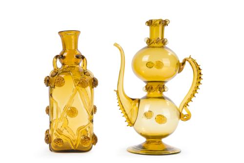 440 - <p><span class="object_title">GORDIOLA (Mallorca 1719-Actualidad)<br/>Lote de dos piezas en vidrio soplado en tono melado: aceitera y botella. Una con abotonaduras y la otra con decoraciones pinzadas. </span><br></p>