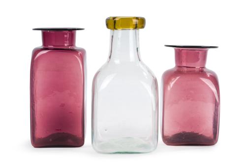 185   -  <p><span class="object_title">GORDIOLA (Mallorca 1719-Actualidad)<br/>Tres frascas en vidrio soplado incoloro y morado. Una de ellas con cuello melado. </span><br></p>