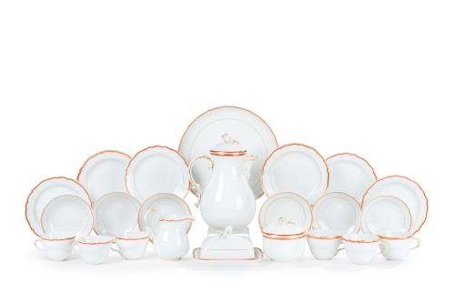 89 - <p><span class="object_title">MEISSEN-ALEMANIA. Periodo Pfeiffer (1924-1934)<br/>Elegante juego de café o té para seis servicios en porcelana de Meissen. Modelo "Koralle mit gold". Con marcas. </span><br></p>