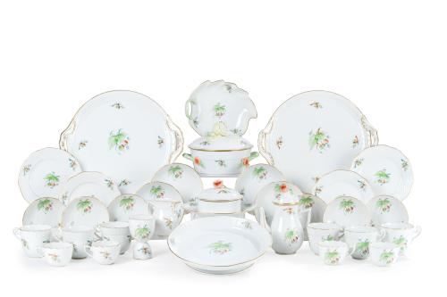 80 - <p><span class="object_title">HEREND-HUNGRÍA. C. 1940-50.<br/>Gran juego de merienda en porcelana de Herend. Con marcas. <br/>En porcelana blanca con patrón de rejilla y perfiles ondulados. Decoración pintada a mano de frutos silvestres con remates de finas rosas escultóricas. Filos y detalles en dorado. <br/><br/></span><br></p>