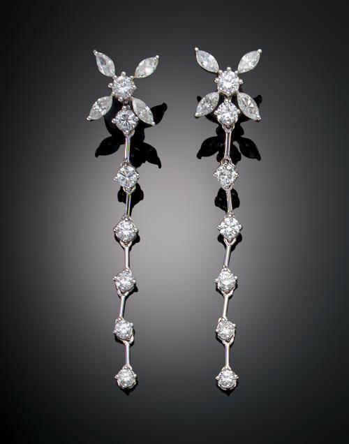 1094   -  <p><span class="object_title">PENDIENTES LARGOS CON DIAMANTES </span></p>