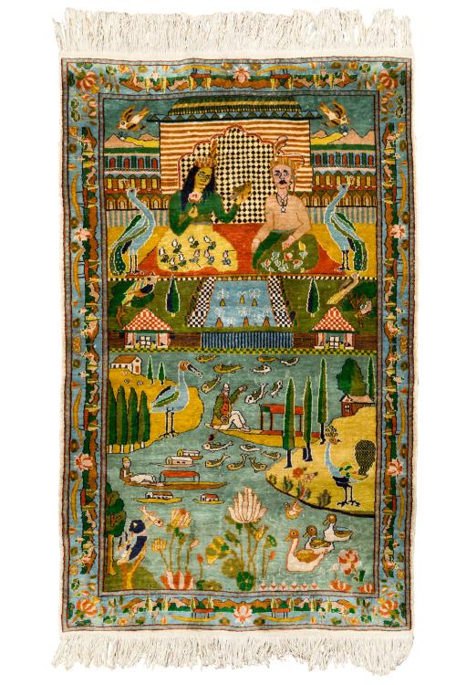 24 - <p><span class="object_title">Original alfombra hindú en seda y lana.<br/>Representación de paisaje con animales, aves y personajes de rico colorido sobre campo azul celeste. </span><br></p>