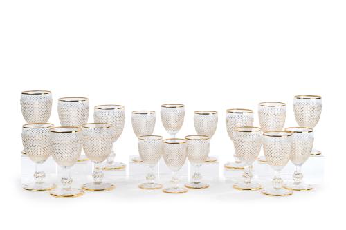 303   -  <p><span class="object_title">Cristaleria italiana para 6 formada por copas de agua, de vino tinto y de vino blanco.<br/>En cristal moldeado con decoración de punta de diamante con detalles en dorado. </span><br></p>