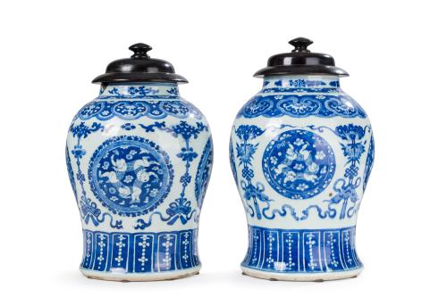 66 - <p><span class="object_title">Pareja de tibores en porcelana blanca y azul, China, Dinastía Qing, S. XIX. </span><br></p>
