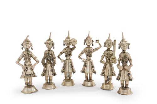 12 - <p><span class="object_title">Curiosa orquesta compuesta por seis bibelots músicos en metal plateado. Indonesia, C.1900.<br/></span><br></p>