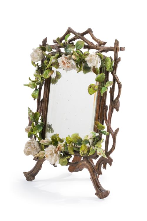 377   -  <p><span class="object_title">Femenino espejo de tocador en madera tallada con guirnalda de flores aplicadas en porcelana, C. 1900.<br/>Espejo biselado de la época. </span><br></p>