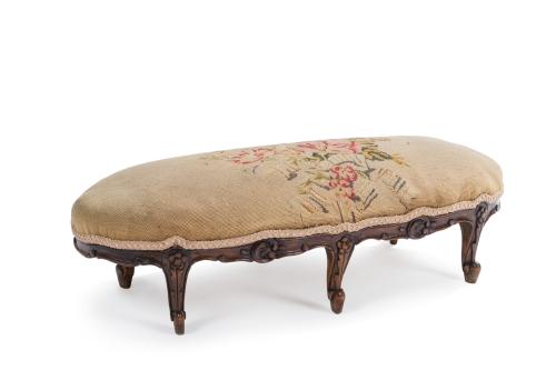 411 - <p><span class="object_title">Original escabel ovalado en madeta tallada con decoración floral y tapiciería Aubusson. Francia, S. XIX. </span><br></p>