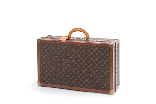 428 - <p><span class="object_title">LOUIS VUITTON.<br/>Maleta-zapatero Bisten con monograma en lona y asa redondeada en cuero. Ribetes con logotipo, esquinas y cierres en metal.<br/>Etiqueta de autenticidad al interior con número " 939397".</span><br></p>