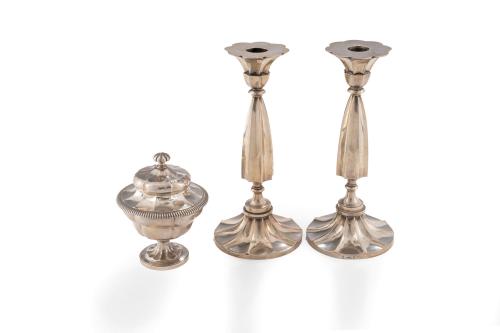 35   -  <p><span class="object_title">Pareja de candelebros de paragüas en plata española punzonda, con marcas de J. Sellán, 1856. </span><br></p>