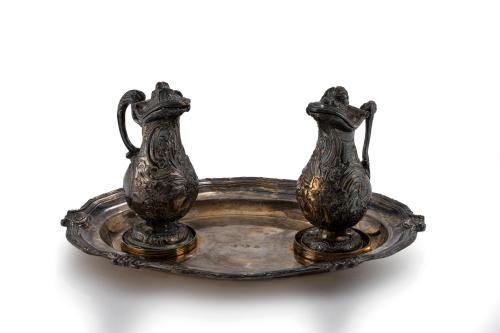 189   -  <p><span class="object_title">Pareja de vinajeras sobre bandeja oval en plata española sobredorada y en su color con marcas de Alarcón, Madrid, Villa y Corte, 1873. Burilada.</span><br></p>