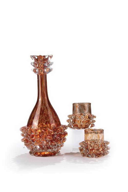 515   -  <p><span class="object_title">ATRIBUIDO A BAROVIER & TOSO, años 40.<br/>Juego de licorera y dos vasos "Rostrato" en cristal de Murano ámbar y en su color.</span><br></p>