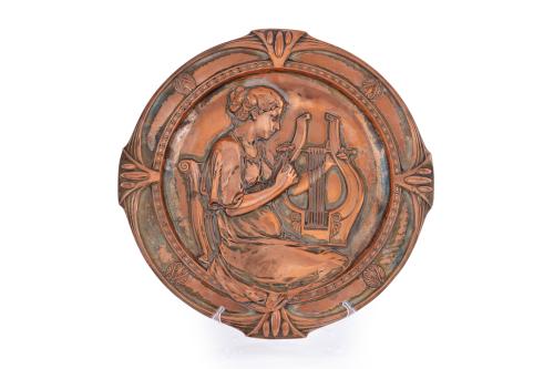 370 - <p><span class="object_title">Plato decorativo modernista en cobre representando a una dama griega tocando la lira. C. 1900.<br/></span><br></p>