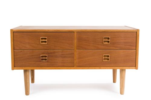 457 - <p><span class="object_title">Mueble aparador danés en madera de roble, años 60.<br/>Cuatro cajones en el frente.<br/></span><br></p>