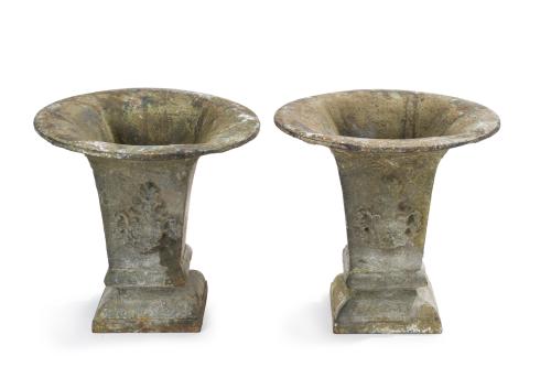 7   -  <p><span class="object_title">Pareja de copas de exterior en hierro fundido.<br/></span><br></p>