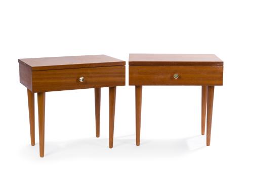 467   -  <p><span class="object_title">Pareja de mesitas de noche, años 60.<br/>Un cajón en cintura. <br/></span><br></p>
