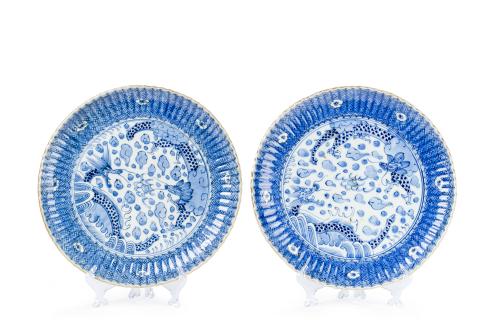 53   -  <p><span class="object_title">Pareja de platos en porcelana china blanca y azul, s. XIX. <br/>Alero lobulado con decoración en rejilla y campo con representación de dragones. Con marcas. </span><br></p>